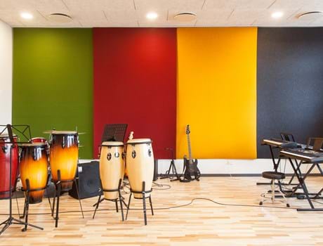 fraster, filt, felt cover, rumafskærmning, roomdivider, akustik, uld filt, inspiration, design, indretning, afskærmning, filtgardin, anne trolles skole